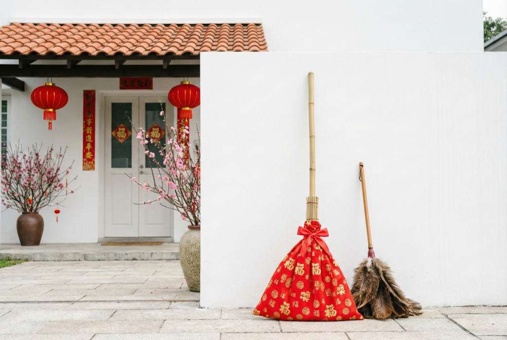 掃屋頂不宜用平常掃把,可用雞毛掃或包毛巾的新掃把,避免「以下犯上」。