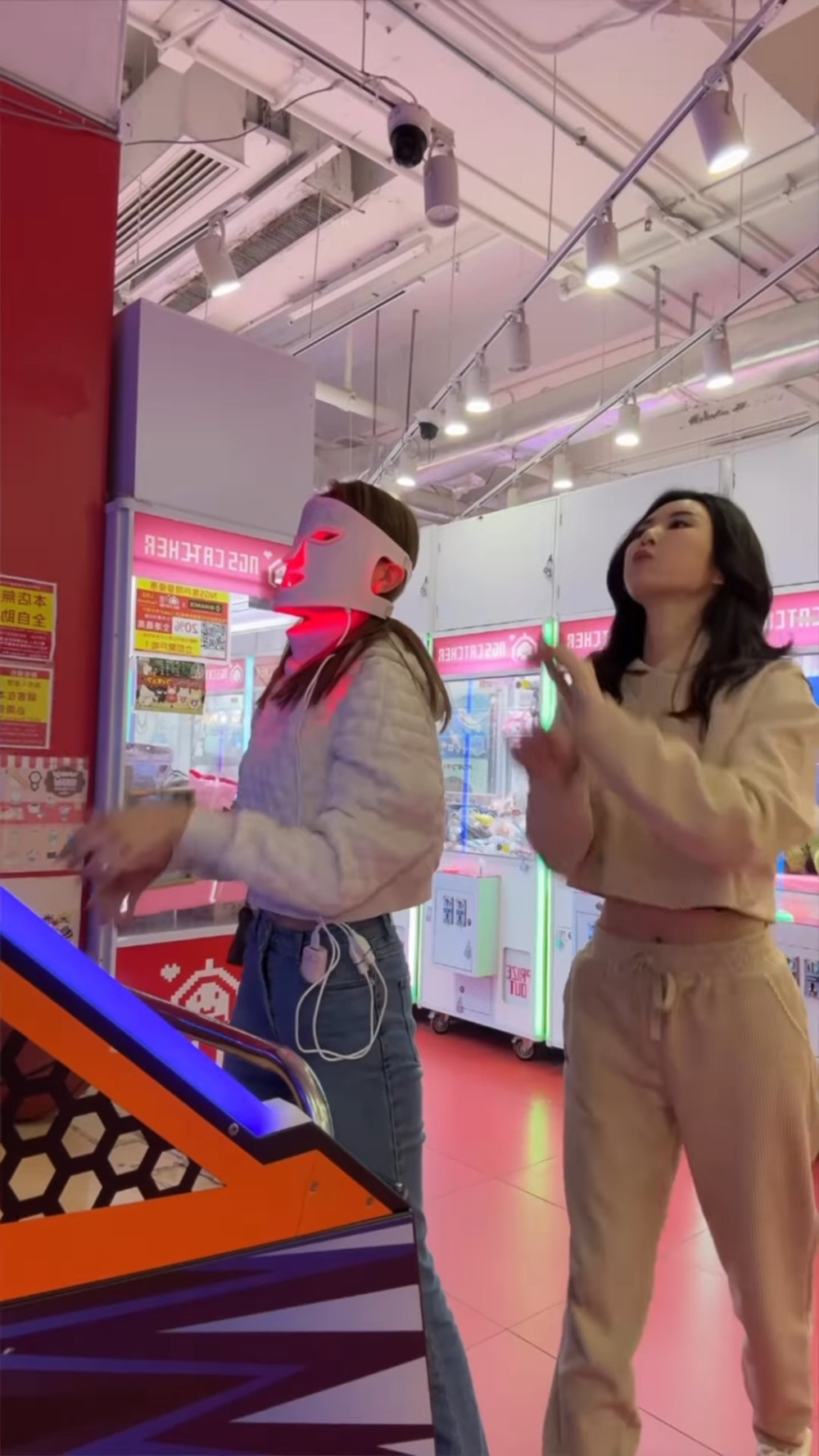 二人隨後亦有玩場內其他遊樂設施如打籃球及彈珠機等