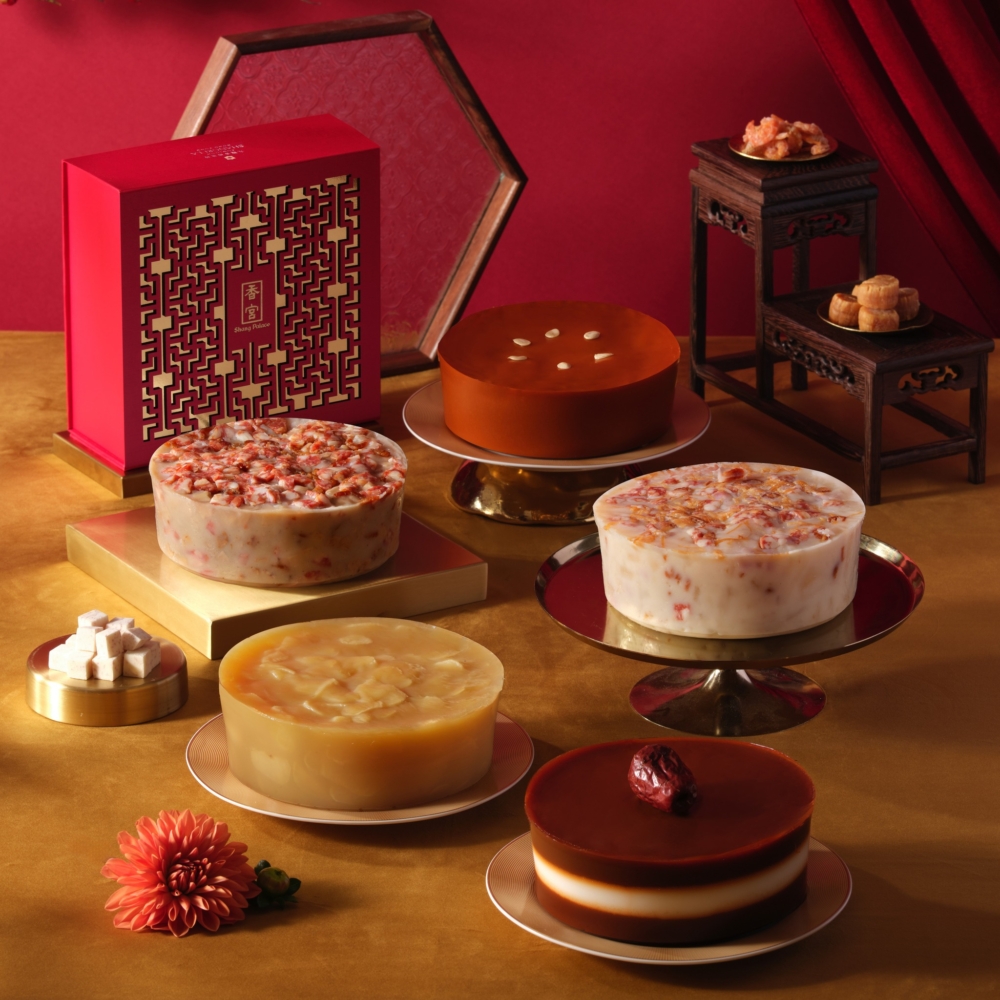 九龍香格里拉「香宮」推出多款融合經典與創新的賀年糕點及精緻禮盒，人氣包括台灣古早咸甜年糕、三十年陳皮紅豆年糕與臘味蘿蔔糕，並搭配藝術家陳粉丸設計的新春剪紙走馬燈，適合自用或送禮。