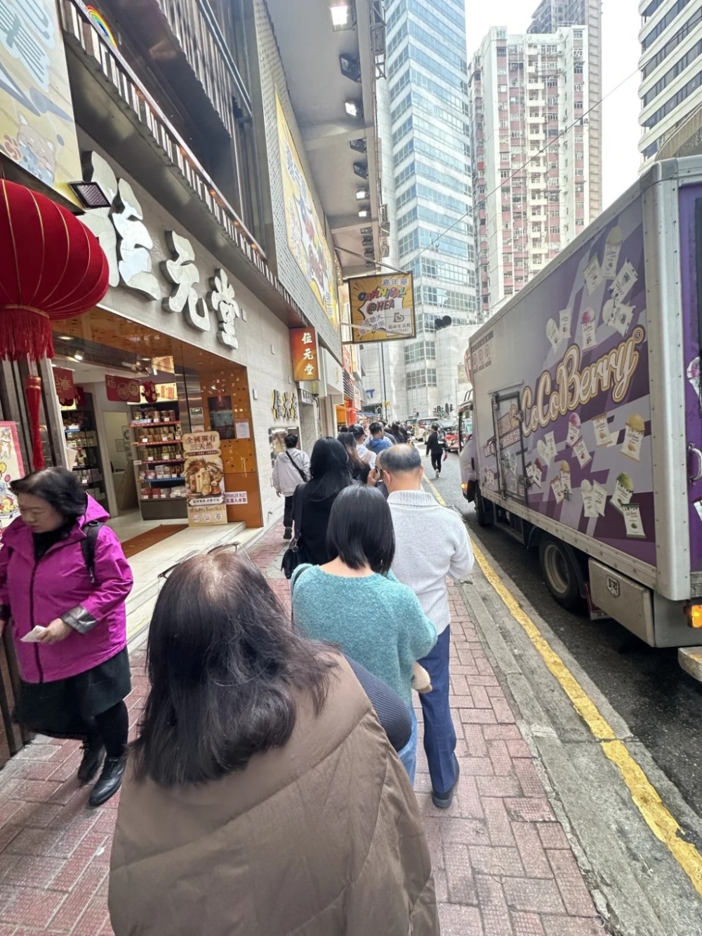 事主排隊期間「突然上面有石頭掉落」