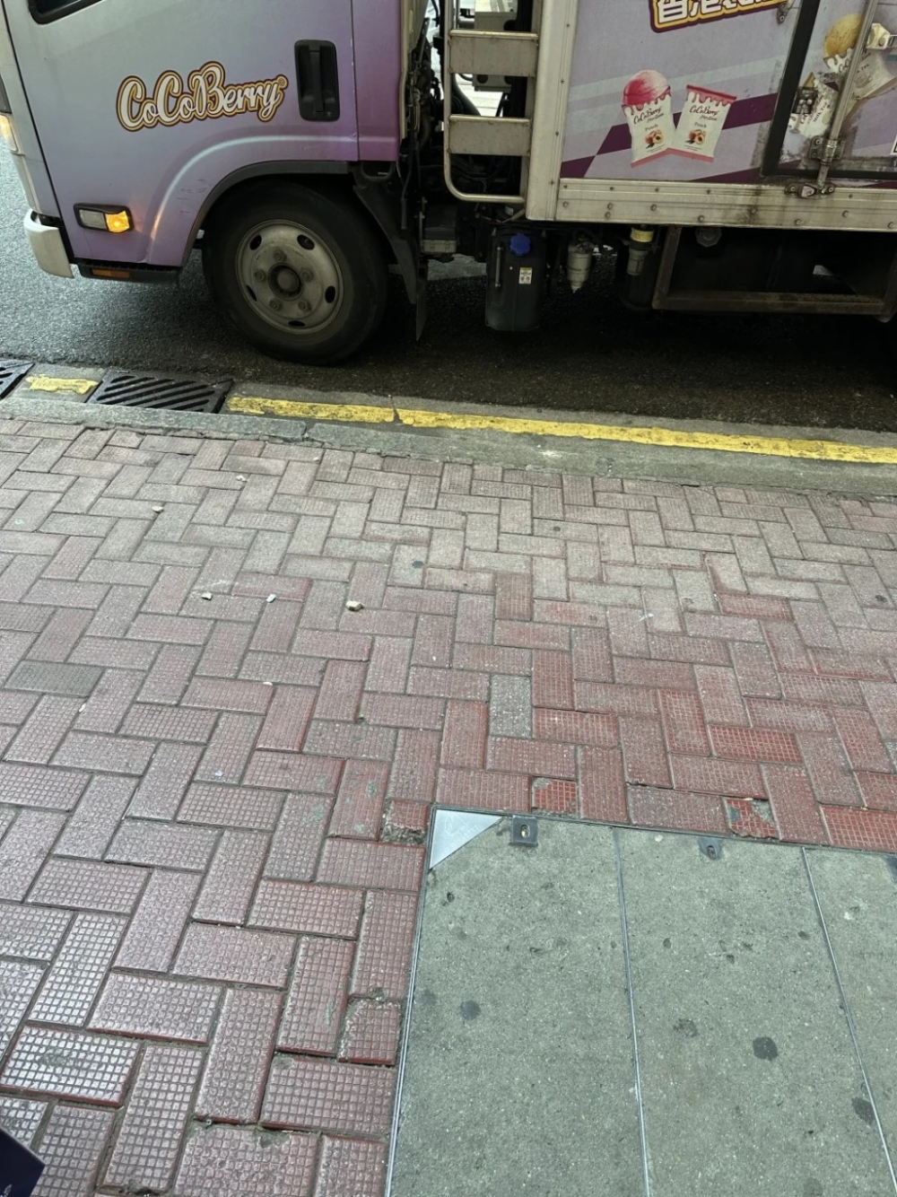 不過怎料一段時間過後，隊伍上方竟再次有石頭掉落，事主亦被石頭擊中頭頂