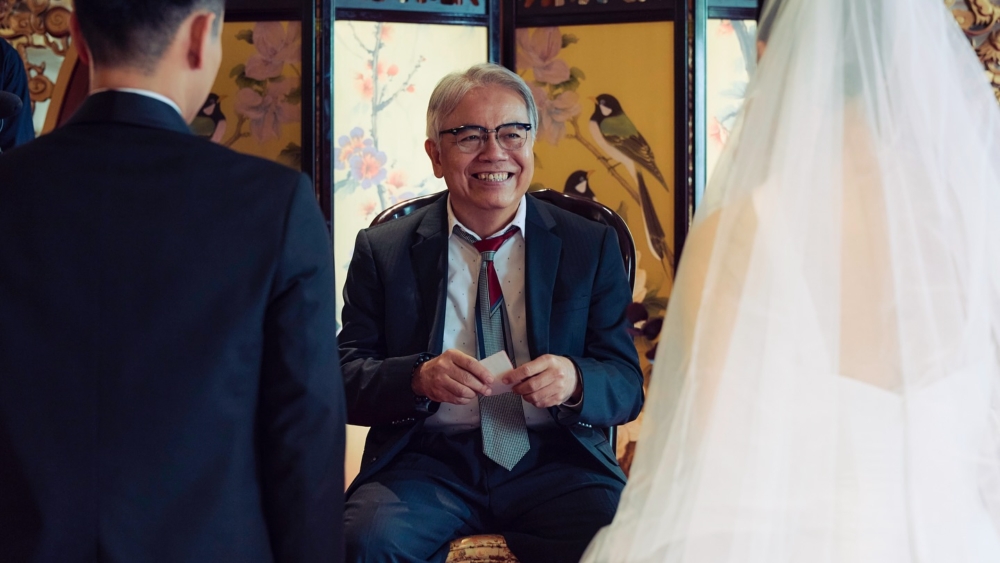 田啟文首次到台灣拍片，其角色的幽默迷信設定為電影增添不少笑料。