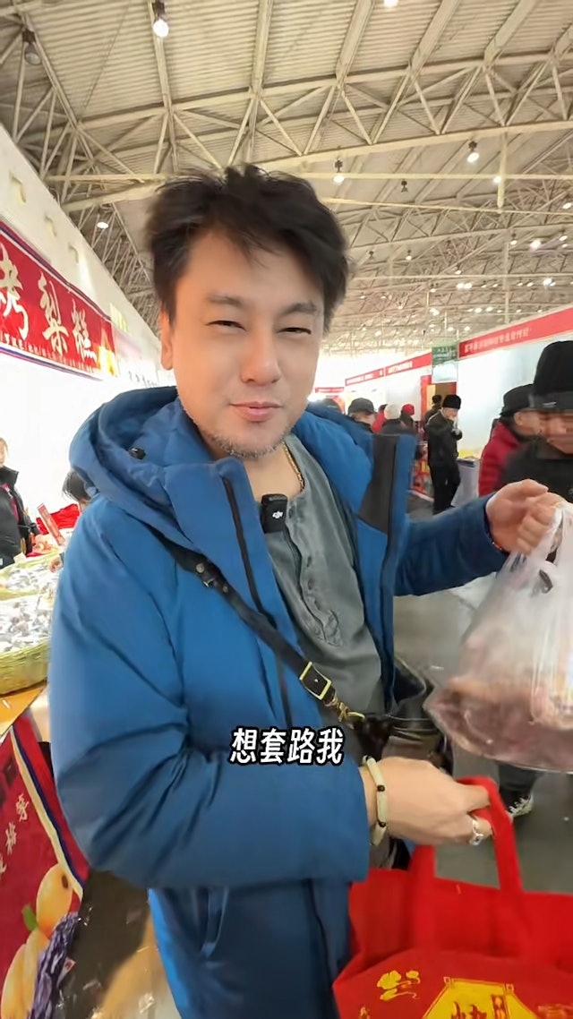 朱孝天完全融入於市集當中，熟練地試吃、挑選、講價，非常精打細算