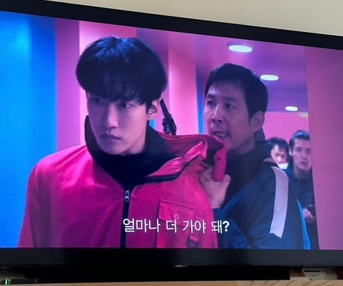 出現不足一集的桃紅色士兵（李相俊飾演）因為脫下面罩露出清秀的面貌而粉絲暴漲！