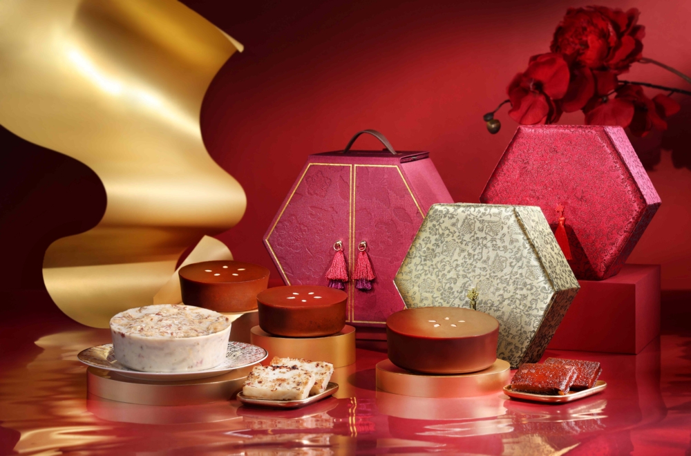 港島香格里拉推出一系列精緻農曆新年賀年糕點，由米芝蓮星級餐廳夏宮主廚梁汝景師傅及其團隊精心製作。