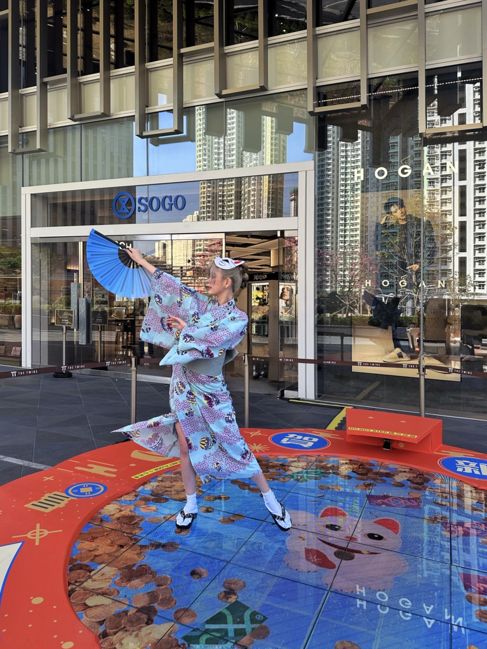 行過「喵願池」記得透過電子屏幕同池入面的招福貓互動啊!