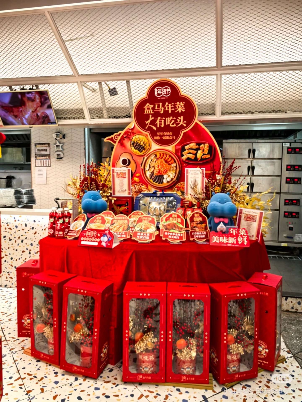 迎接春節,盒馬鮮生特別推出了新年食品專區,售賣各式各樣超應節食品。
