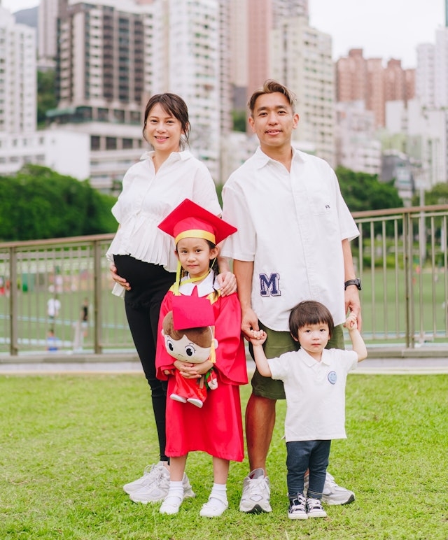 不少網友估係已移居英國的吳日言？！