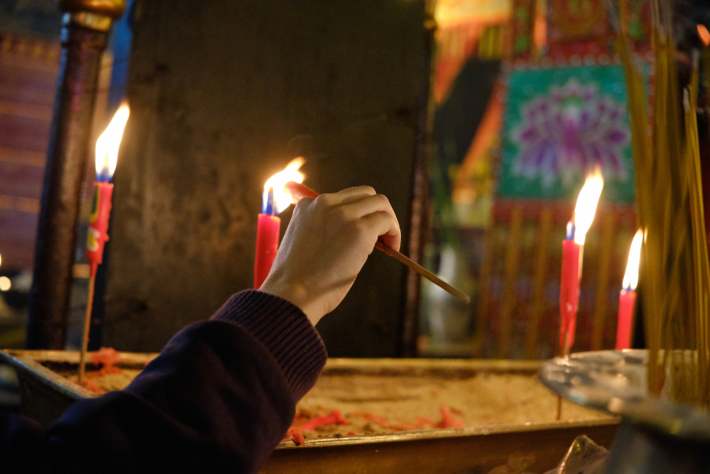 犯太歲者可透過攝太歲、穿紅、行善、佩戴生肖飾物、參與喜事及謹慎行事，多管齊下化解波動、穩住運勢。