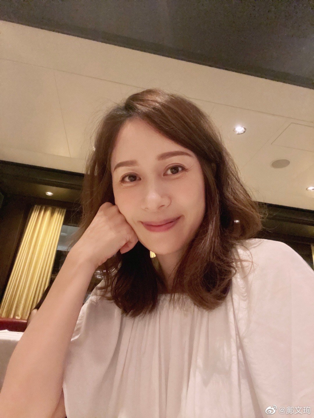 年輕時曾有「小生殺手」之稱的鄺文珣,曾與劉愷威戲假情真,又與曹永廉、鄭敬基拍過拖