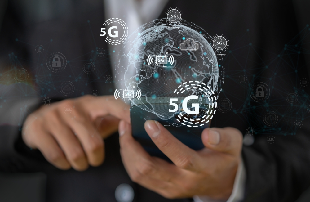 CMHK是香港唯一獲3.3 GHz（3,380-3,400 MHz）和3.5 GHz（3,400-3,460 MHz）連續頻譜的營運商，在香港5G網絡部署中，3.3至3.5GHz被視為5G黃金頻段，因它在覆蓋範圍與傳輸速度兩者之間達至最佳平衡。