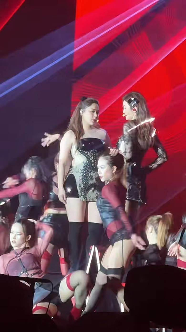 網友指阿嬌明顯比旁邊阿Sa圓潤一個碼