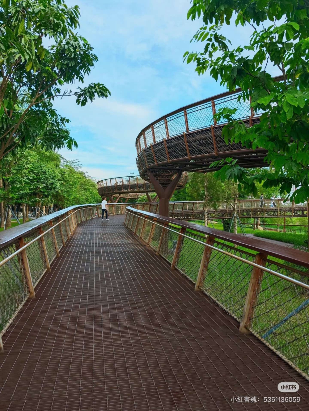 大沙河生態長廊串連數十個公園,包括深圳灣公園、大沙河公園、九祥嶺濕地公園等,沿著長廊步行可前往,擁有「深圳最美城市項鍊」的稱號~