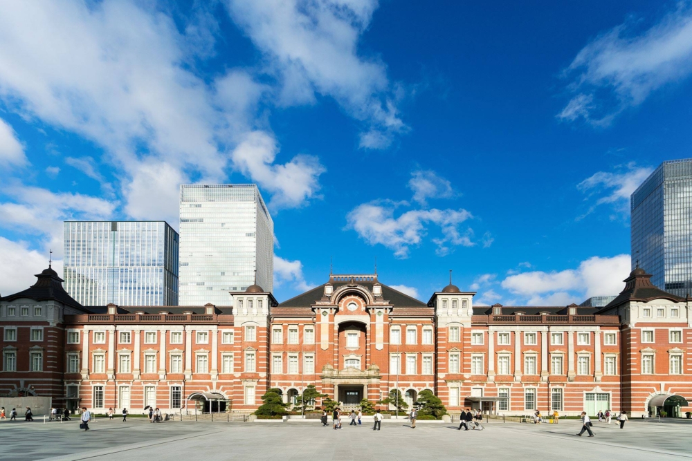擁有百年歷史的「東京車站」不但是非常重要的交通樞紐，連接東京及周邊各地的交通系統，更集合歷史、文化、美食及購物等元素，是東京超具代表性的地標之一。