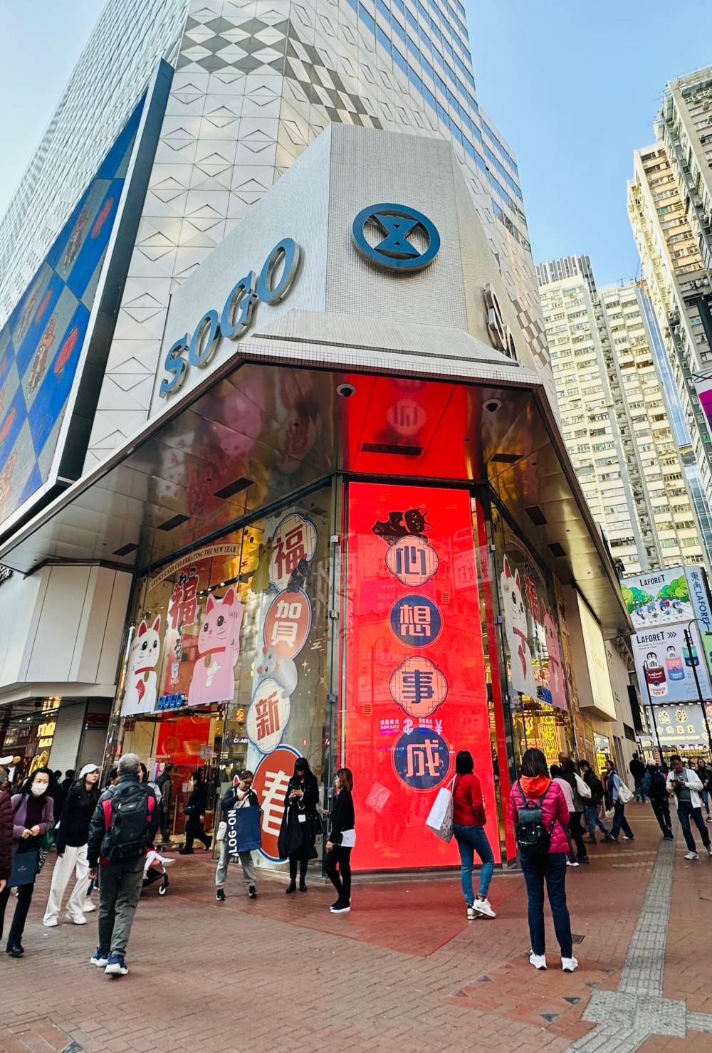 銅鑼灣店於軒尼詩道正門、東角道入口及新翼入口都設有招福貓佈置,非常搶眼!