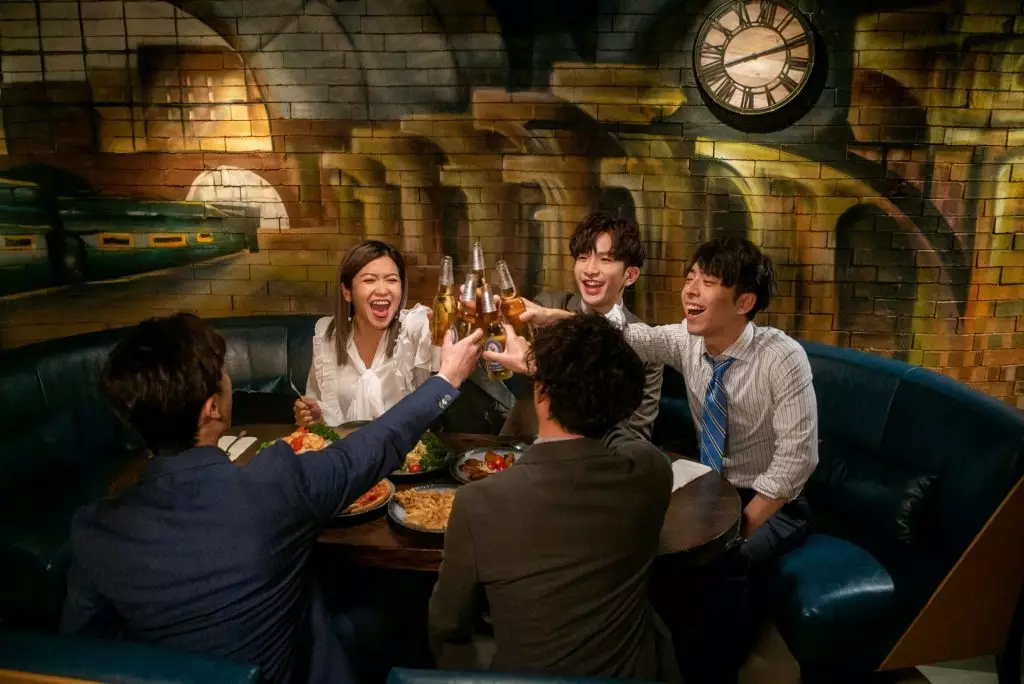 近日有網友分享，指日前自己校友會聚餐，竟遇上一名「白食女」白撞亂入