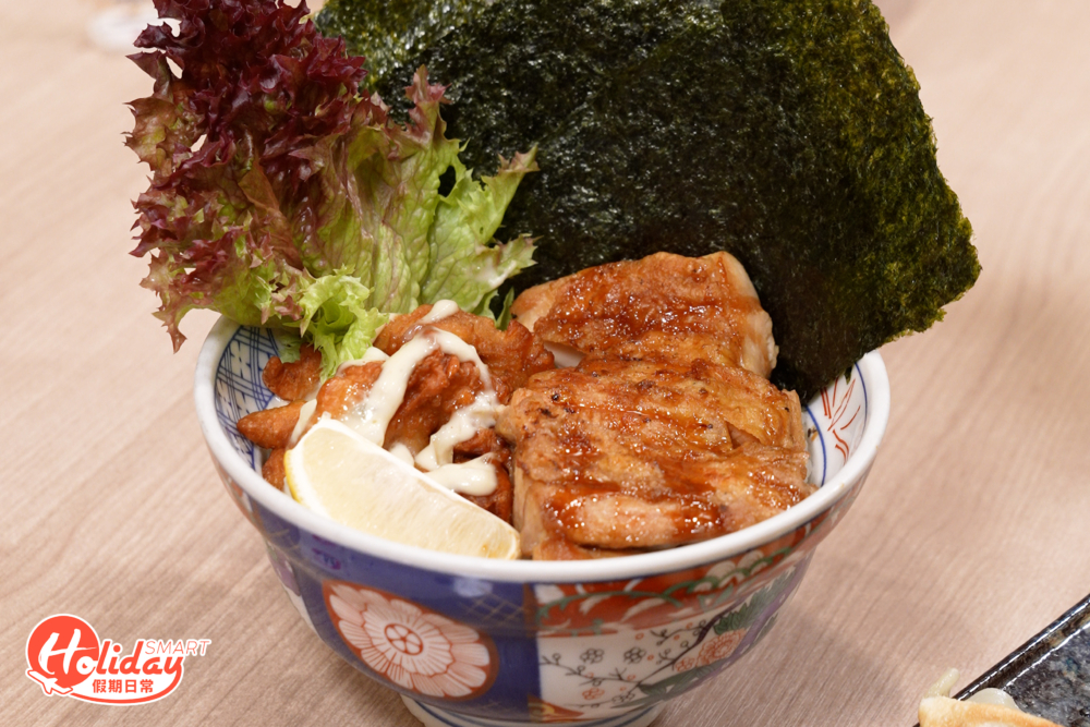 調查兵團の丼靈感來自勇敢的調查兵,用上兩款不同醬汁及煮法的照燒雞和南蠻炸雞,形成交叉的翅膀。