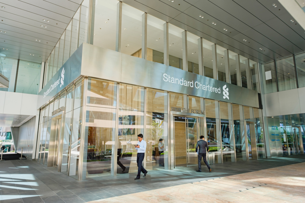 渣打銀行提供HK$1,000至HK$4,000多款換鈔套裝，網上預約名額增加20%，並可透過App派電子利是參加迪士尼抽獎。