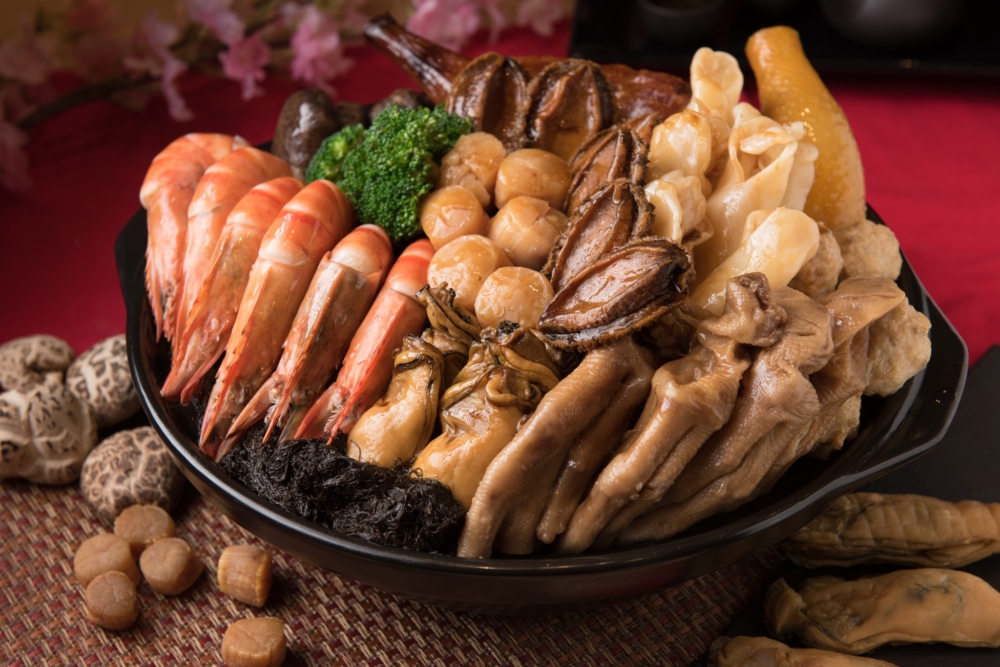 鷹巢鮑魚花膠盆菜(4位用)。