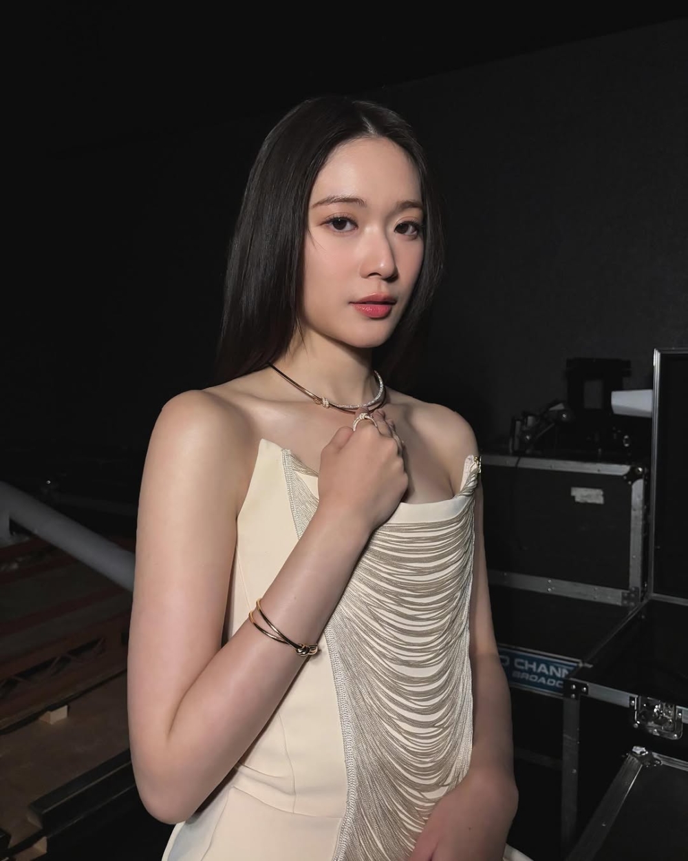 網友指作為女性聽到問題亦令其覺得不舒服，懷疑艾力的專業性。