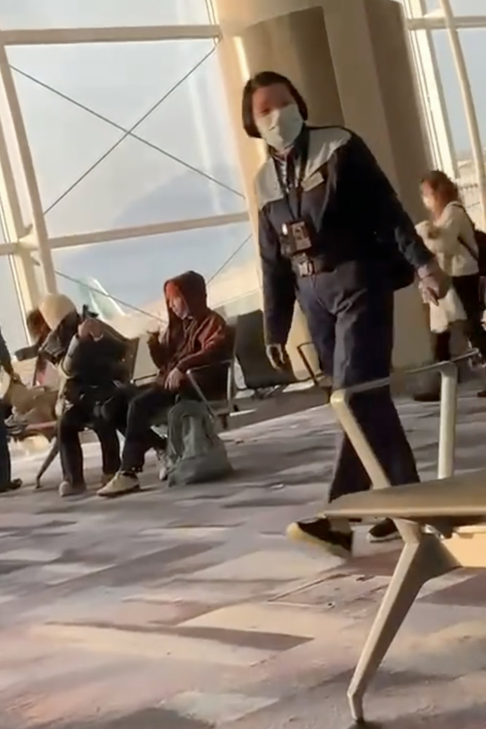 照片中就見，機場候機大堂有一男一女坐著等登機