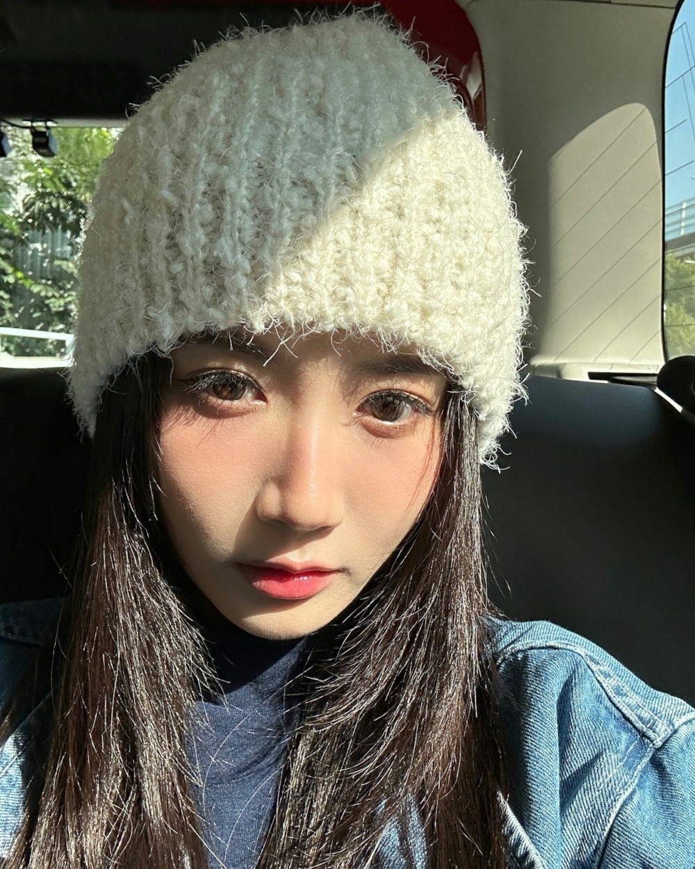 女方頭戴冷帽、口罩臉容不太清楚清晰，不過就有網民認出該頂帽在Jessica IG中出現過的一模一樣