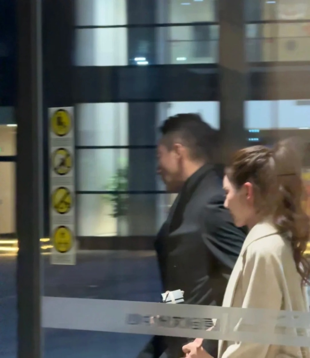 二人十指緊扣步出餐廳門外相當恩愛，汪小菲亦一改日前為大S哭到眼腫的落魄模樣。