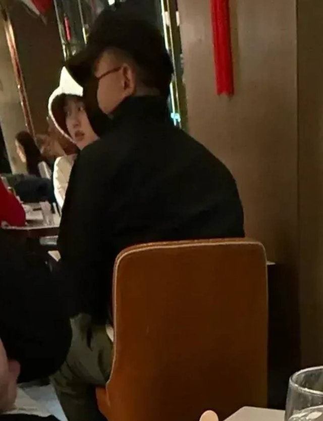 早前網上有傳混血肥仔和女主持丁彥均（丁丁）在屯門黃金海岸手拖手約會