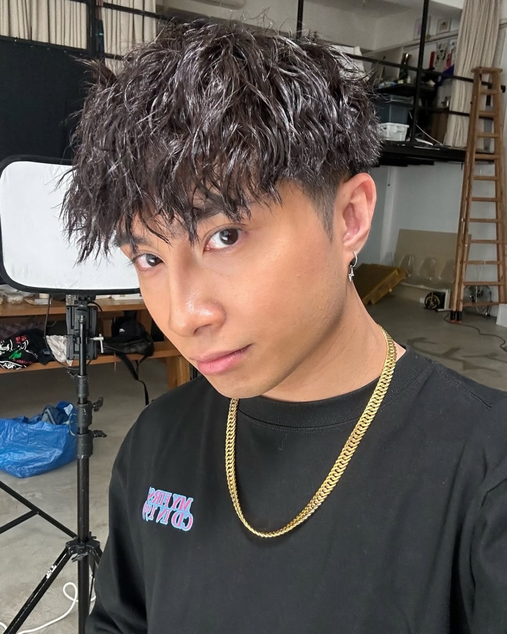 有部分網友認為這張合照不算什麼，表示：「一齊坐就叫拖住，食飯咪有BB？」