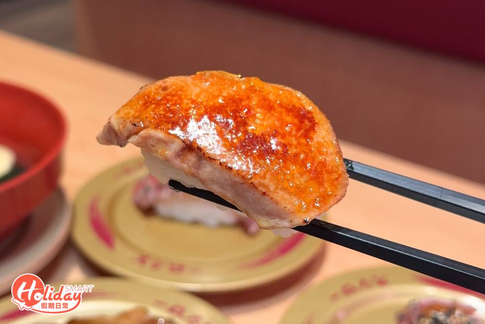 將砂糖撒上鵝肝表面再以直火炙燒，食落有香脆可口的焦糖表面外，還有豐富的鵝肝油脂，每一口都好滿足！