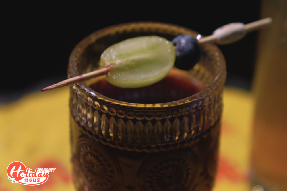 冬日限定的熱紅酒「STAY THOUGHTFUL」，特別加入了香港特色的陳皮，多大海風都倍感暖意。