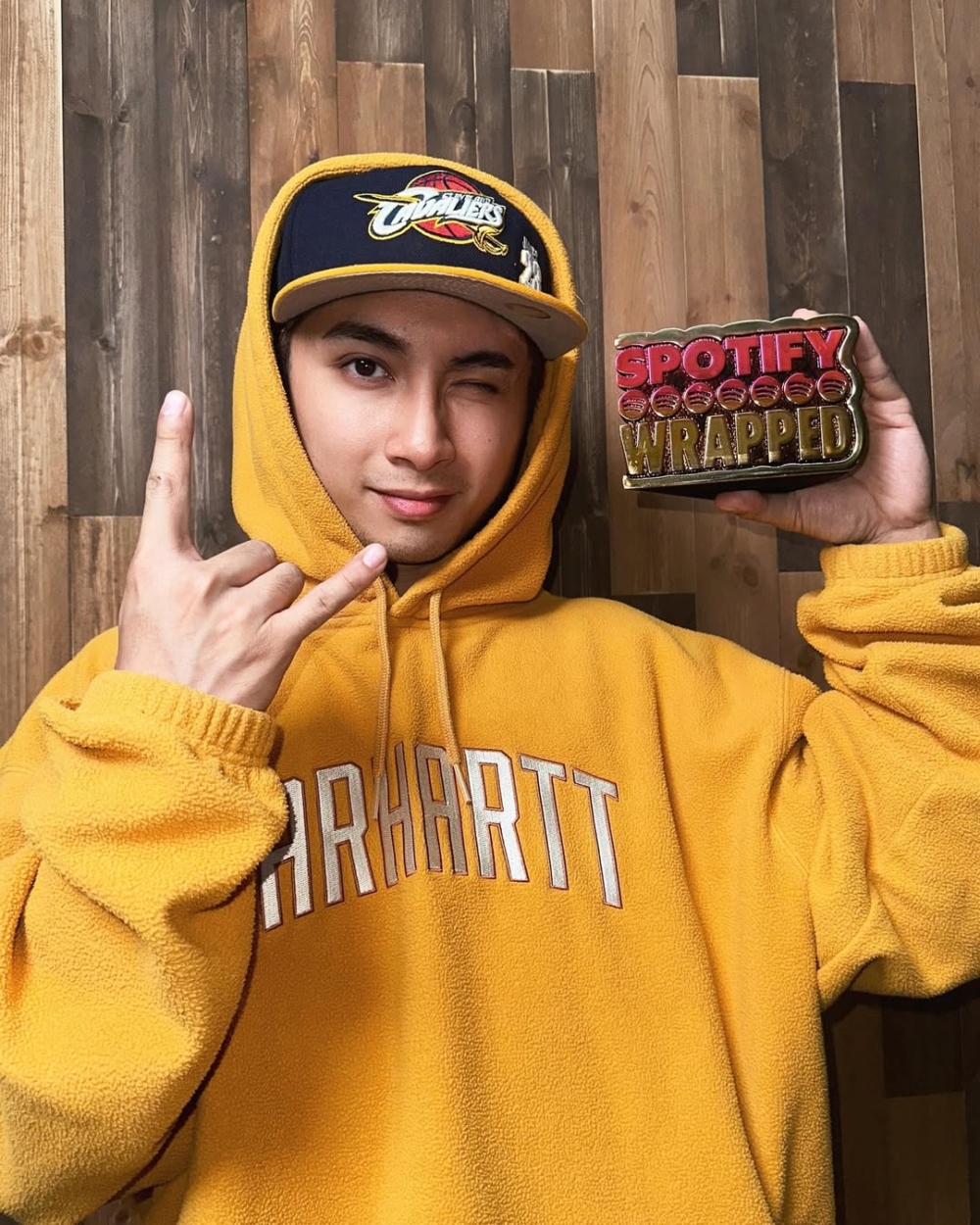 至於男方則有完整露出樣貌，明顯見到是Rapper Billy Choi（蔡承恩）。