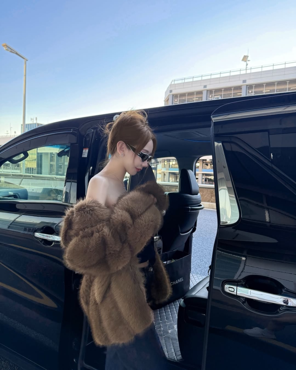 Cammi經常在社交平台大曬名媛級奢華生活，貼吃喝玩樂旅行相、名牌手袋，更會以私人飛機代步！