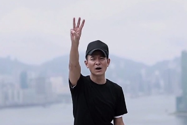 網友不禁開Po問：「劉華點解成日戴帽戴到咁高？」