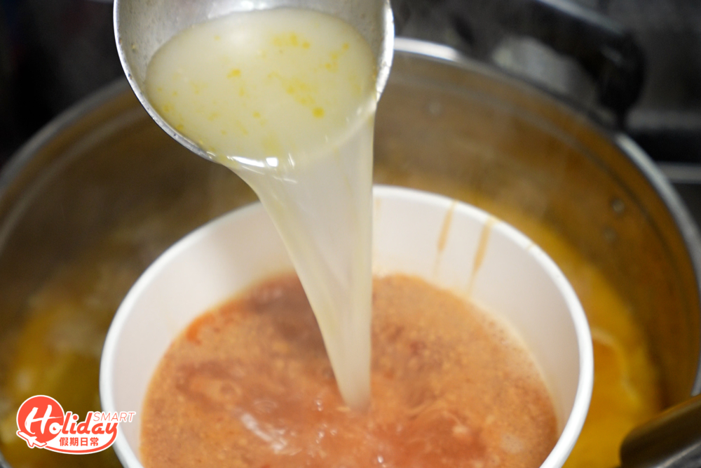 湯底用整隻雞來熬製，用料十分大方；而味道方面，除了飲到花生味外，也不會蓋過雞湯的鮮味，麵條都很索湯。