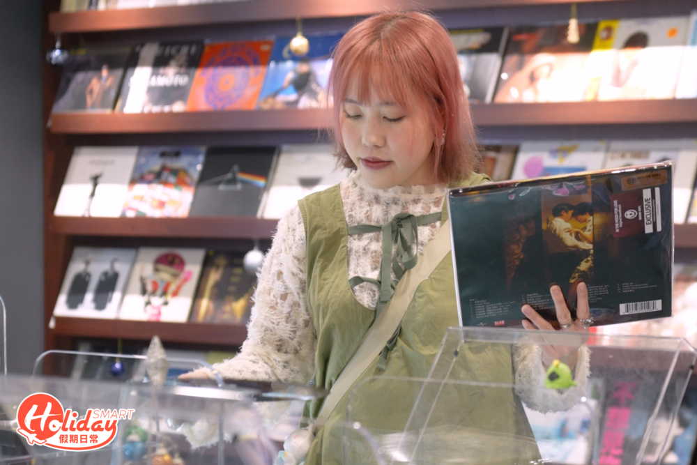 這裡設有8部黑膠唱片機及耳機，大家可以即場試聽。