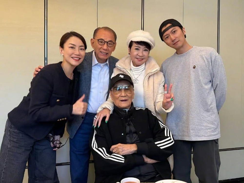 日前英皇娛樂集團營運總裁霍汶希(Mani)就有跟英皇集團主席楊受成、久未露面的四哥謝賢、霆鋒及拉姑團拜