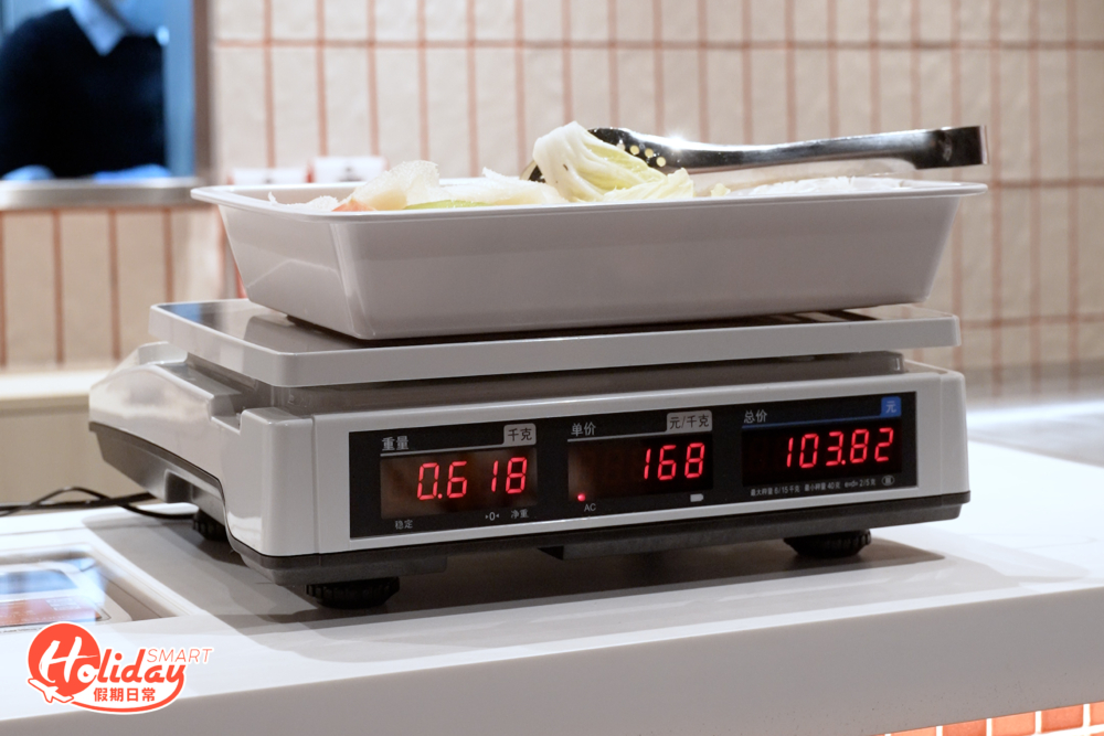 大家「攞」好所需份量後，再交由三哥姐姐「磅」重。