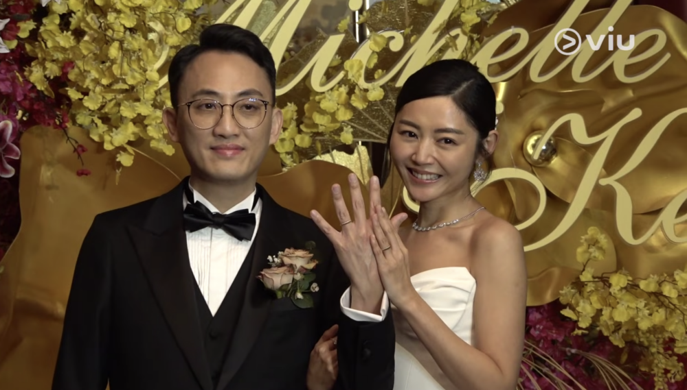 衛詩雅在與周祉安簽紙後亦有馬上舉起手來，展示2人的結婚戒指