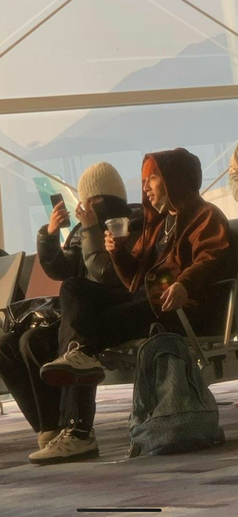 近日有網民發文並上傳相片，表示：「香港機場見到試當真Jessica拖住個MK仔」