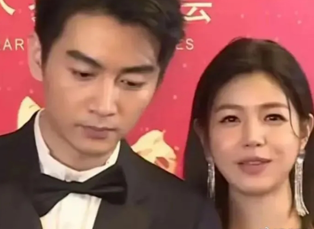 陳曉眼神與之前跟陳妍希同台時的冷淡態度形成鮮明對比。