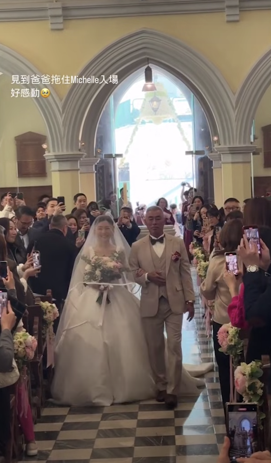 衛詩雅穿上一件超性感的Deep V設計婚紗，在父親的陪同下步入教堂