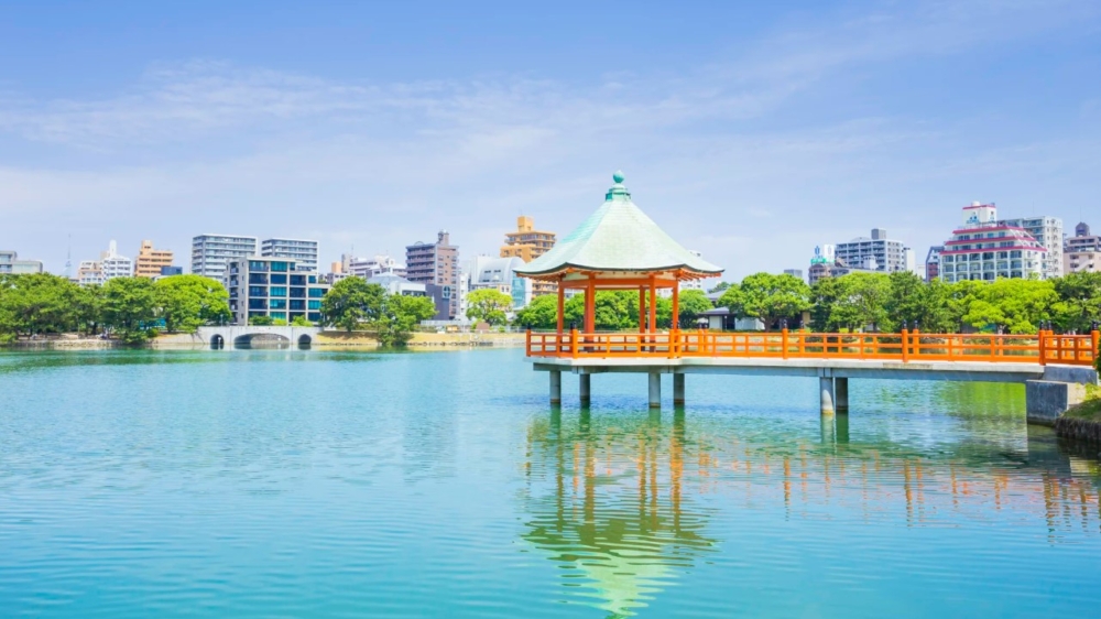 春天時,櫻花盛開,粉嫩花海讓整個公園煥然一新。