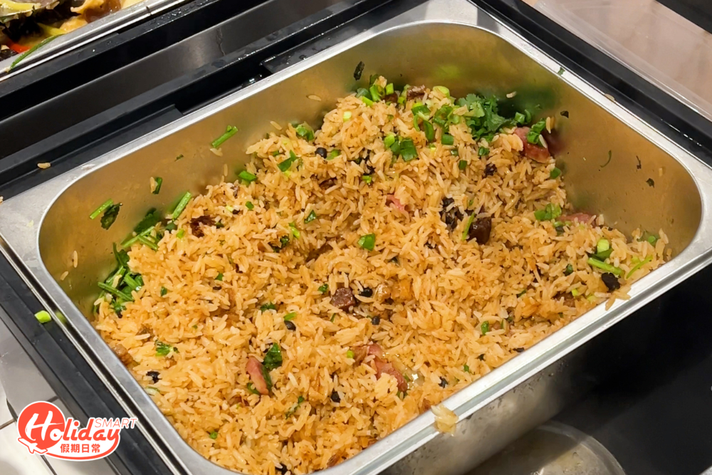 餐牌標明有10款餸菜揀，種賞算相當豐富，不過就見不到任食餐牌上的白飯，所以當日記者就只吃了小菜中的臘味煲仔飯作為主食。