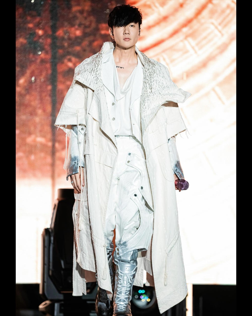 近日有網友踢爆JJ疑似有新歡，對方是比他細20歲的年輕嫩模