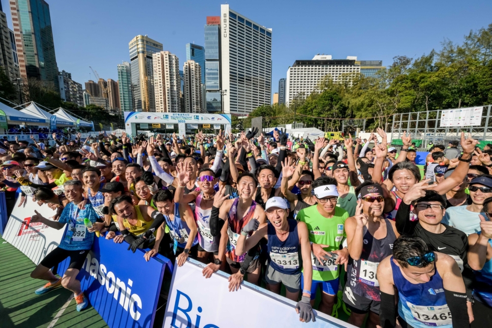 渣打香港馬拉松2025日前圓滿結束，今年有達7.4萬名跑手參與賽事相當熱鬧！