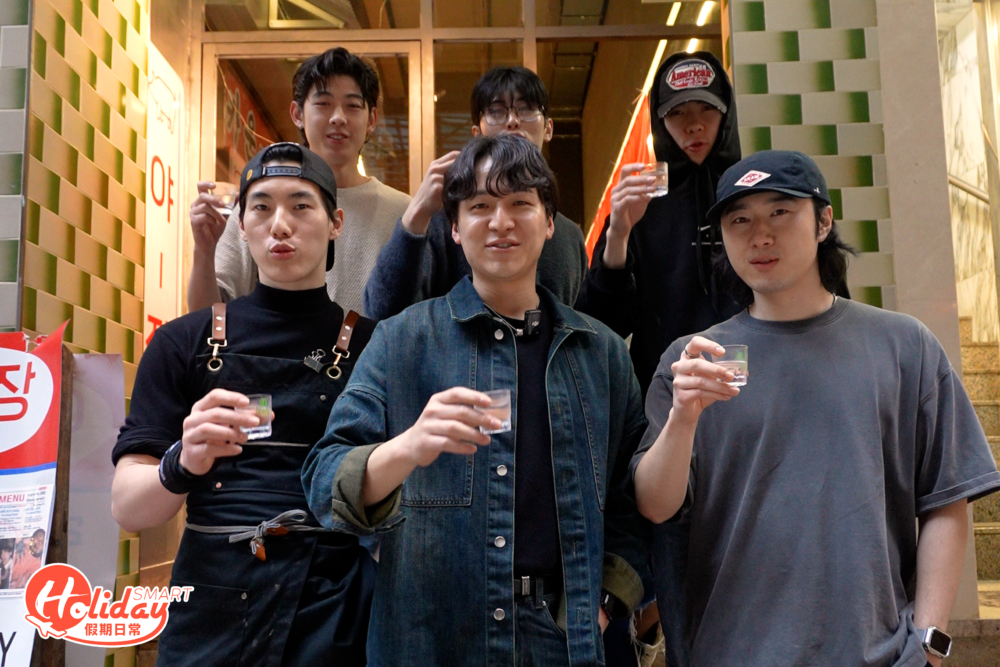 餐廳由一班在香港工作的韓國男模特兒主理。