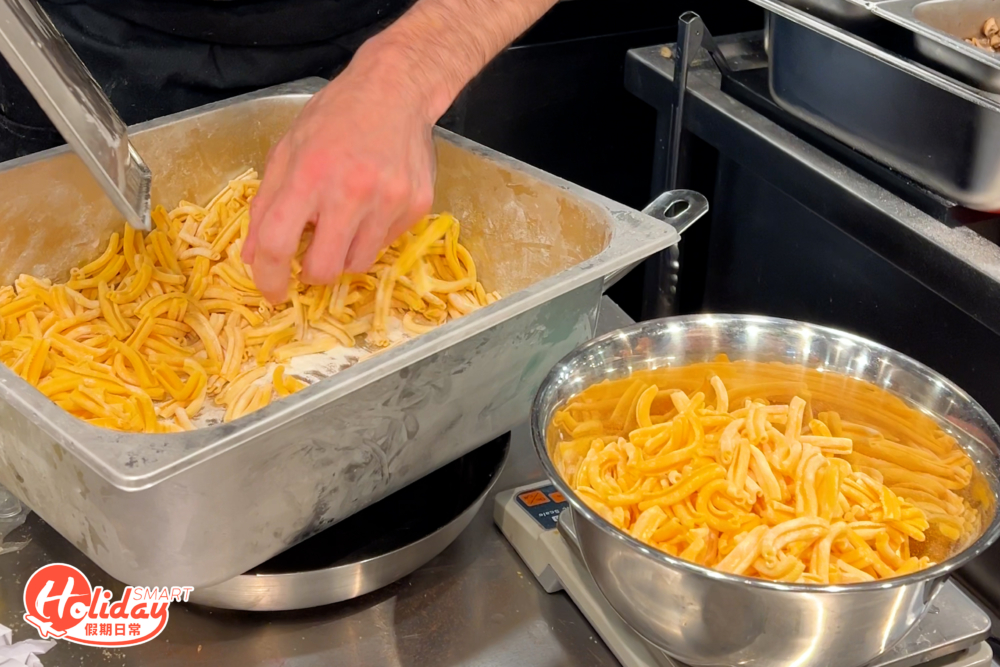 記者本身未食過麻花捲麵，以為口感會更煙靭點，與期望有點落差，不過食落都算爽彈有咬口。