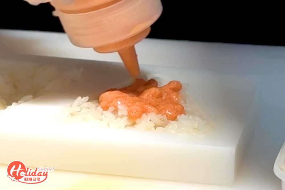 明太子沙律飯團食落鹹香又帶些少甜辣感！