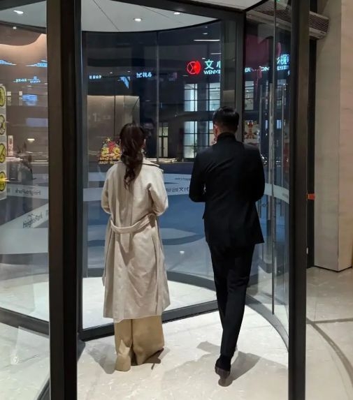 照片中可見汪小菲身穿黑色西裝，而身旁的馬筱梅則紮起馬尾